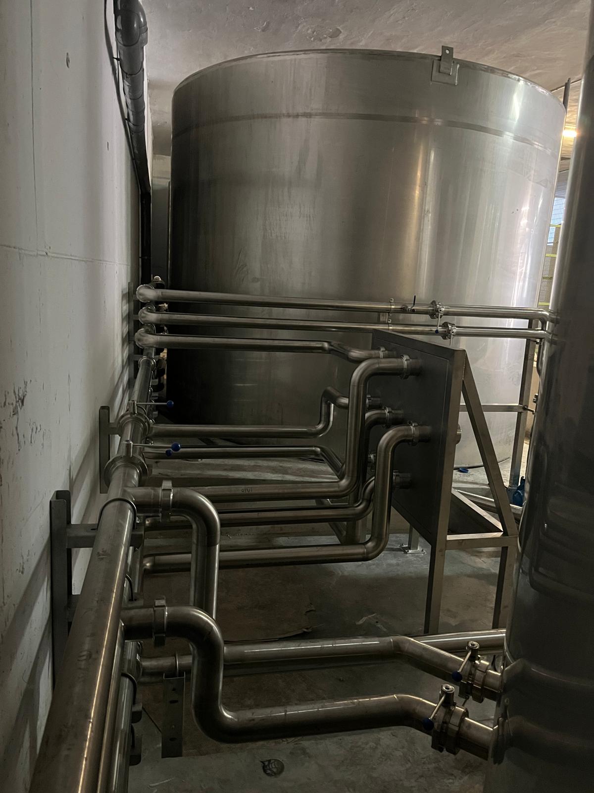 Depósito con conexiones de tubería inoxidable