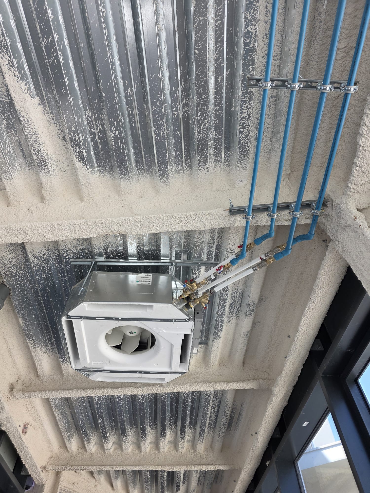 Instalación técnica con tuberías azules en ENAIRE, Torrejón de Ardoz