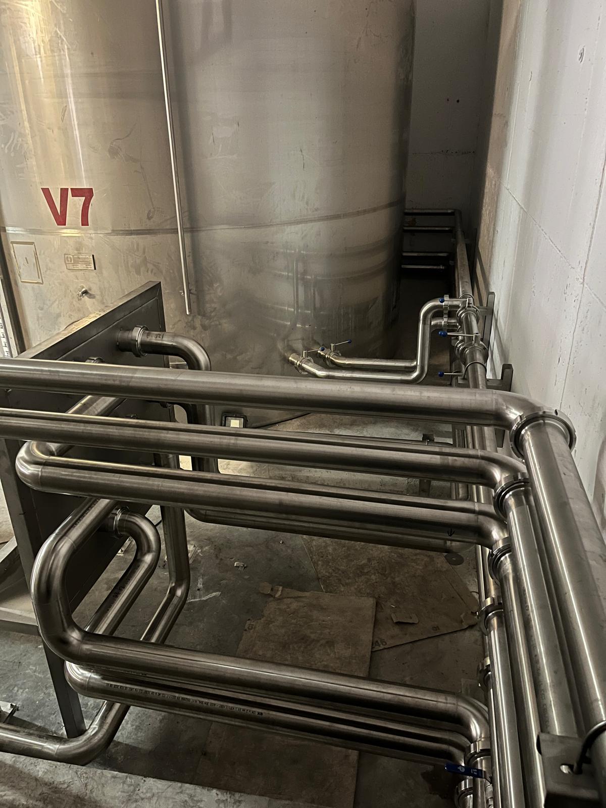 Depósito y circuito de tubería inoxidable en una instalación interior