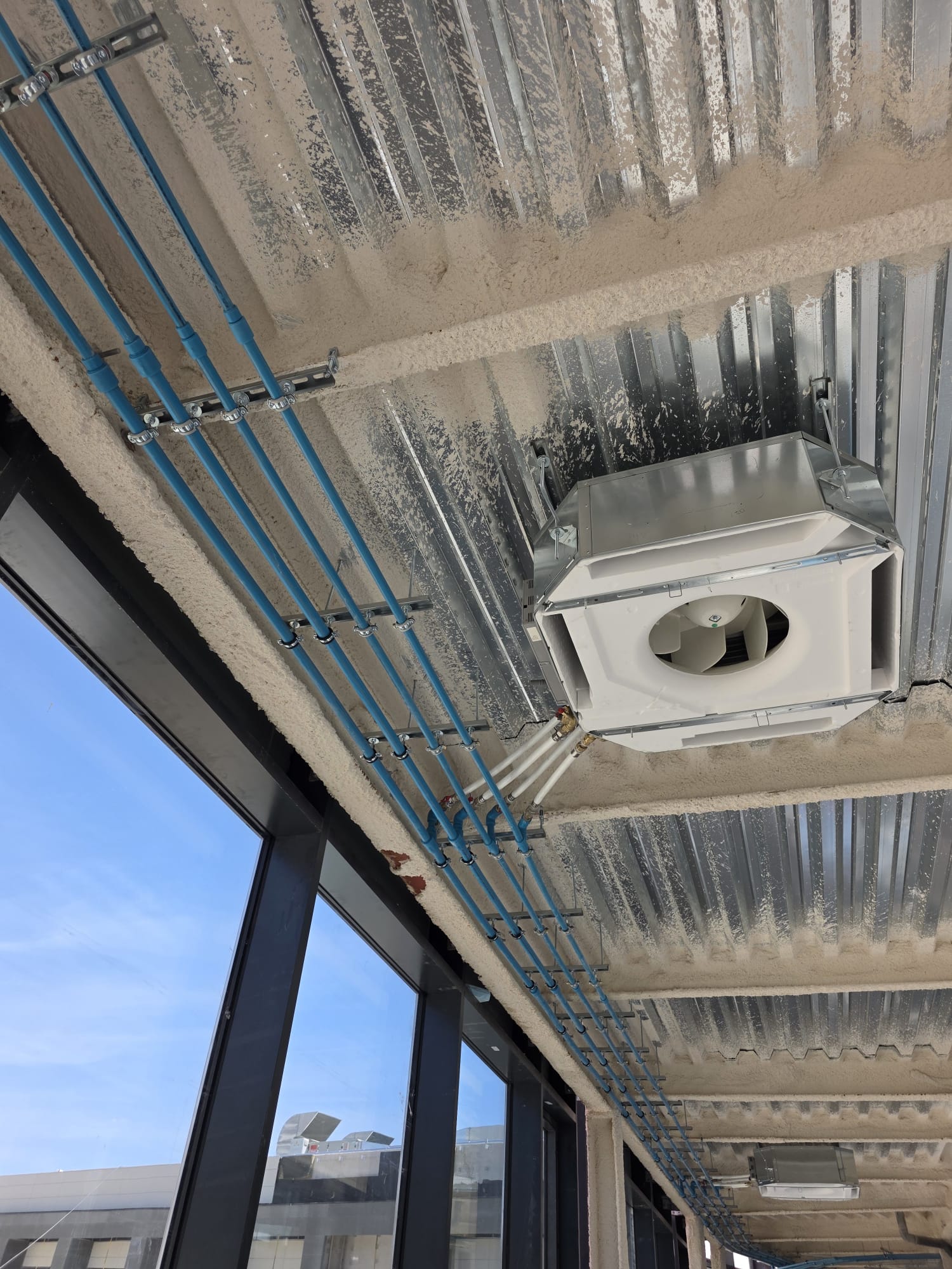 Instalación de tuberías y climatización vista desde el corredor
