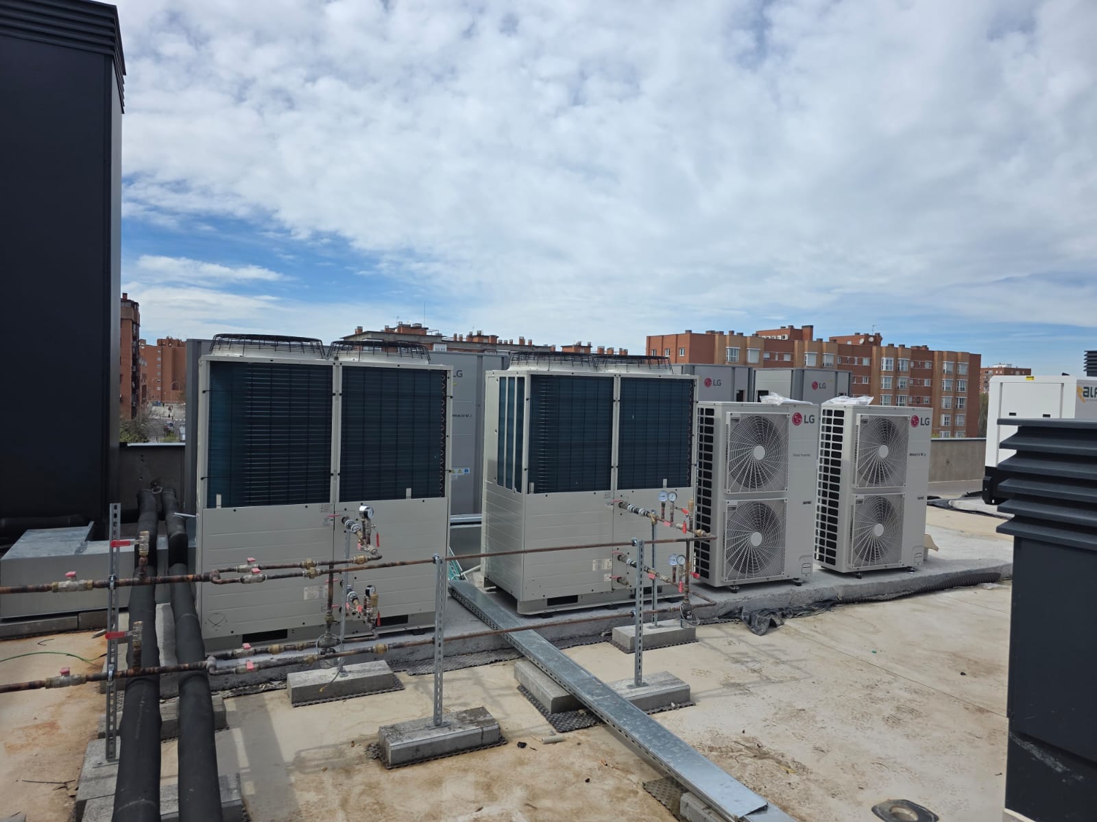 Unidades exteriores de climatización y colectores en la cubierta del hotel