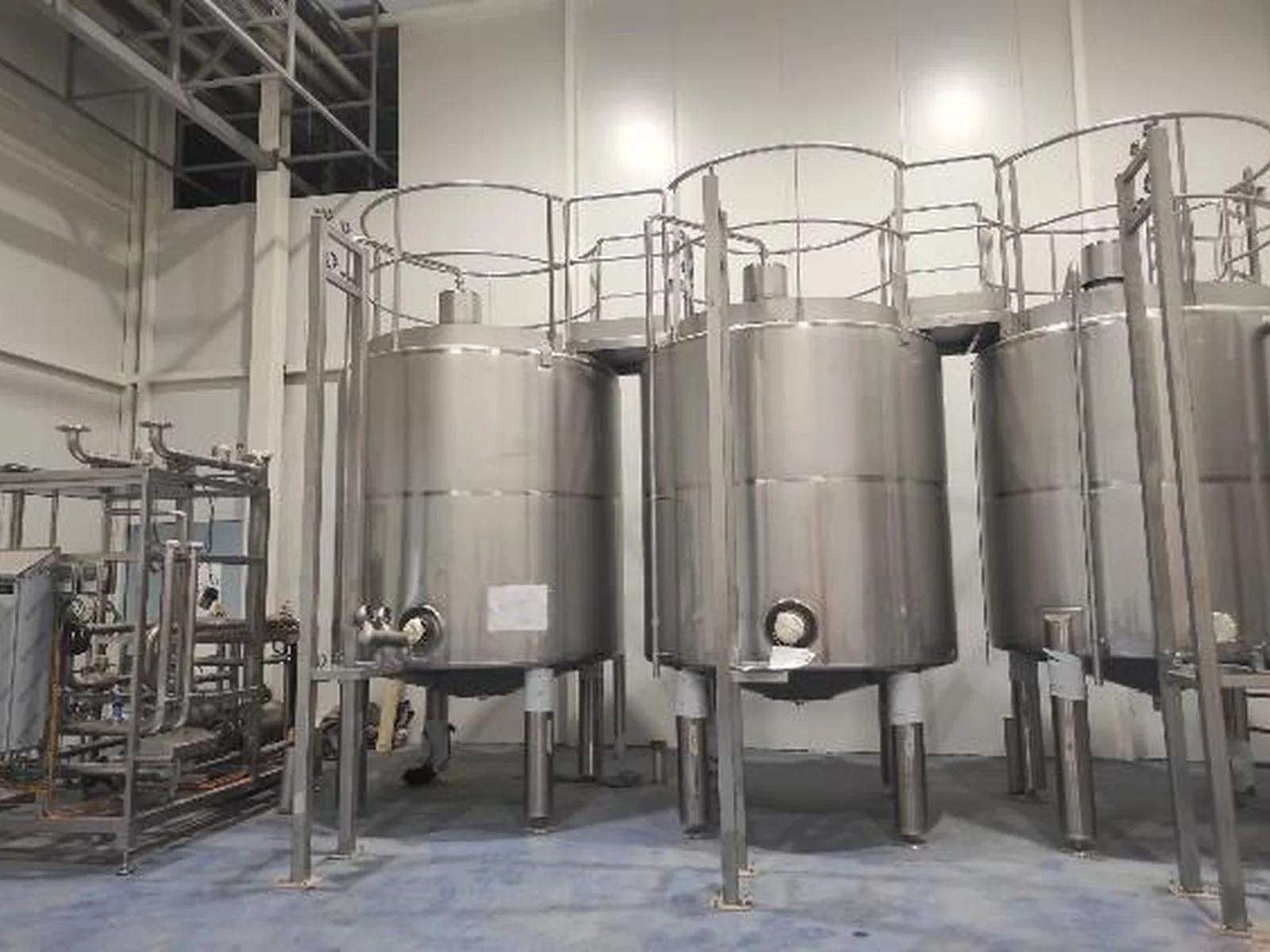 Depósitos de proceso en sala de fabricación