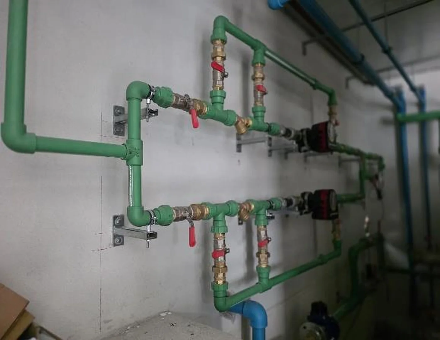 Montaje de red en PPR con conexiones y soportes a pared