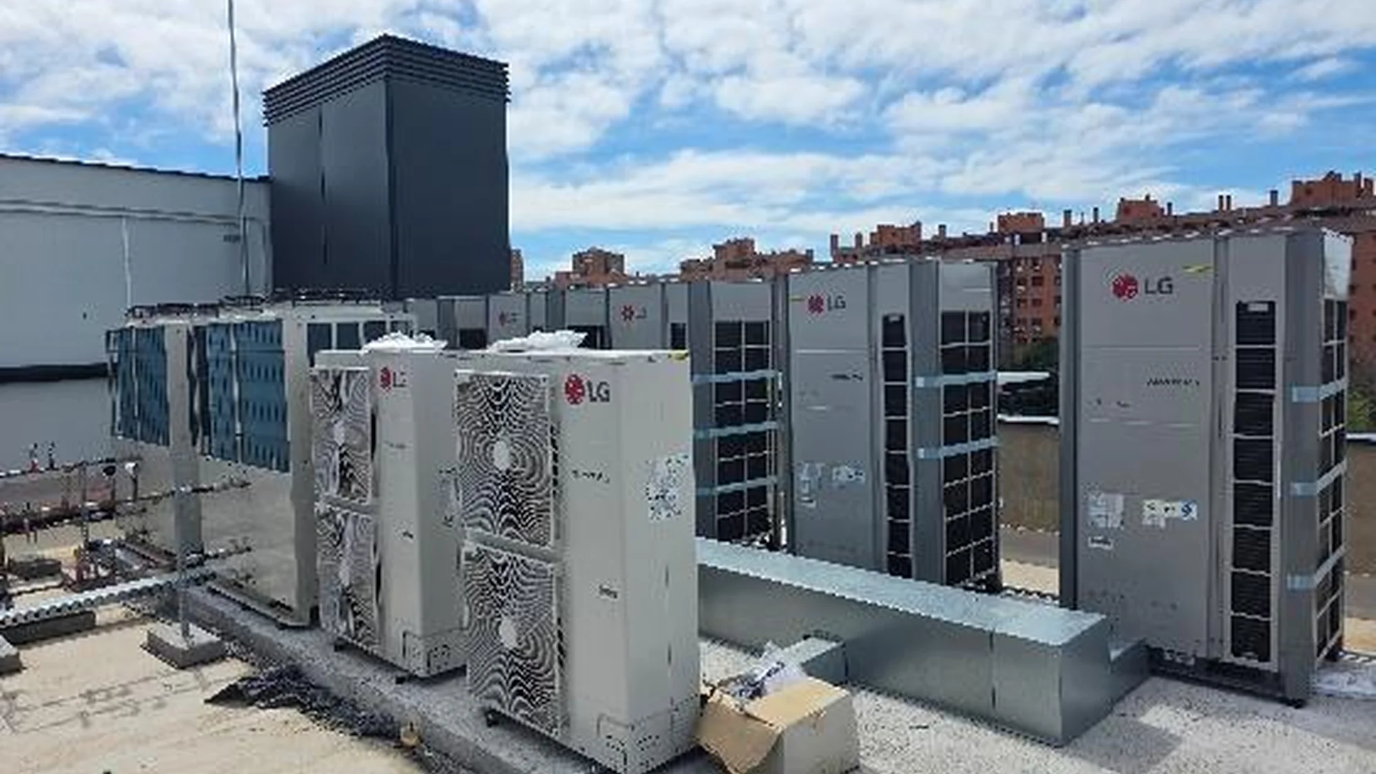 Unidades exteriores VRF alineadas en la cubierta de un hotel